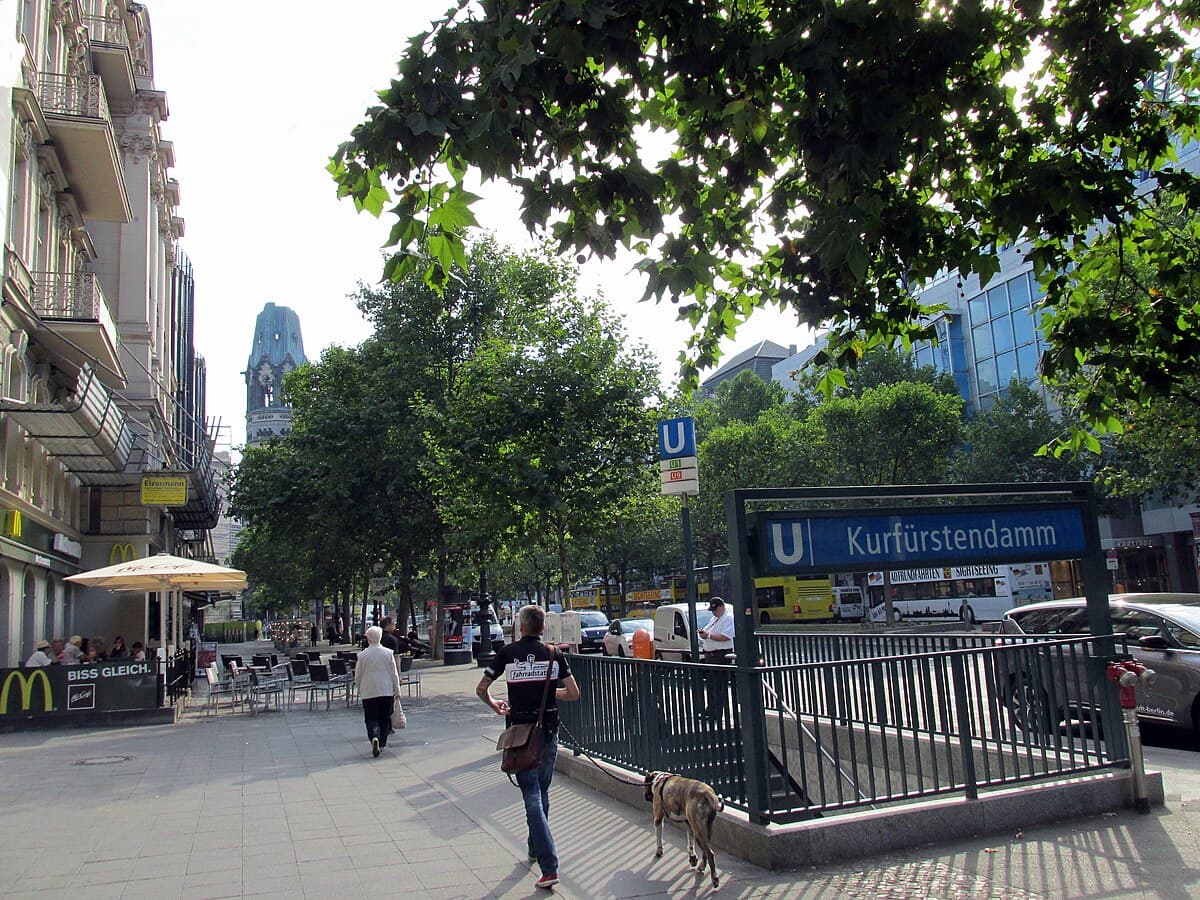 U-Bahnhof Kurfürstendamm — Einkaufen und Genuss am Berliner Boulevard